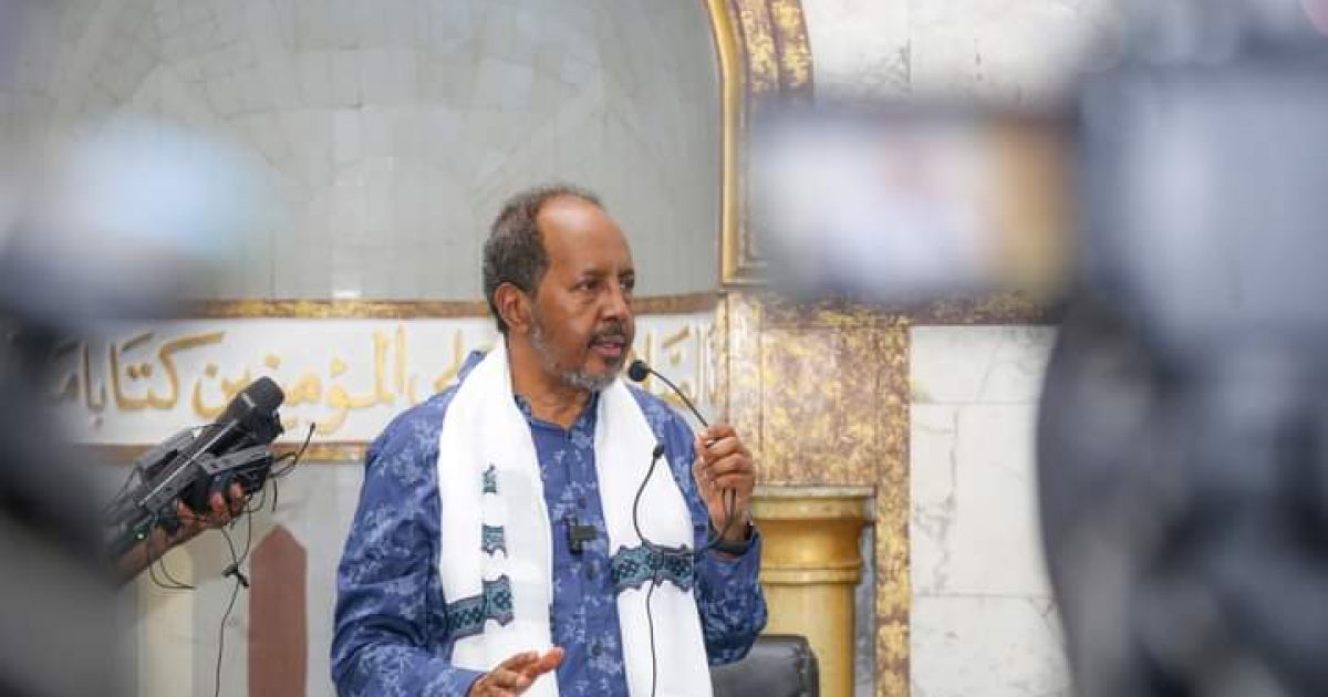 Madaxweyne Xasan Sheekh Oo Salaadda Ciidda La Oogay Kumannaan Shacab Ah