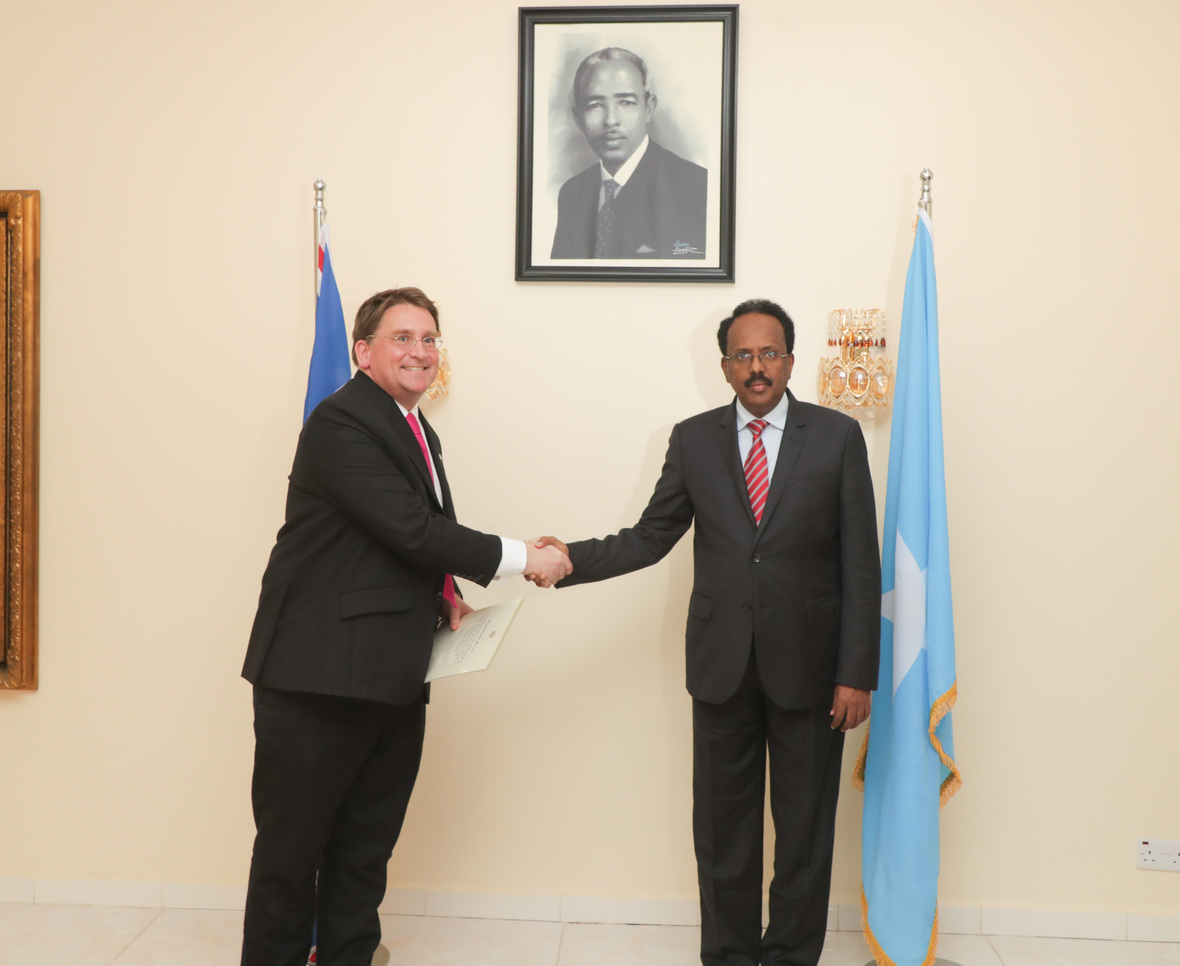 Madaxweyne Farmaajo oo warqadaha aqoonsiga ka guddoomay Danjiraha cusub ee Ingiriiska +Sawirro