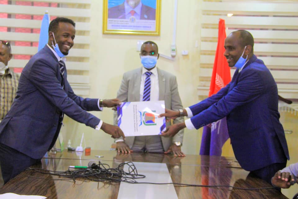 Guddoomiye Ku xigeenka cusub ee Hawlaha Guud Maamulka Gobolka Banaadir oo maanta  Xilkiisa la wareegay +Daawo Sawirro