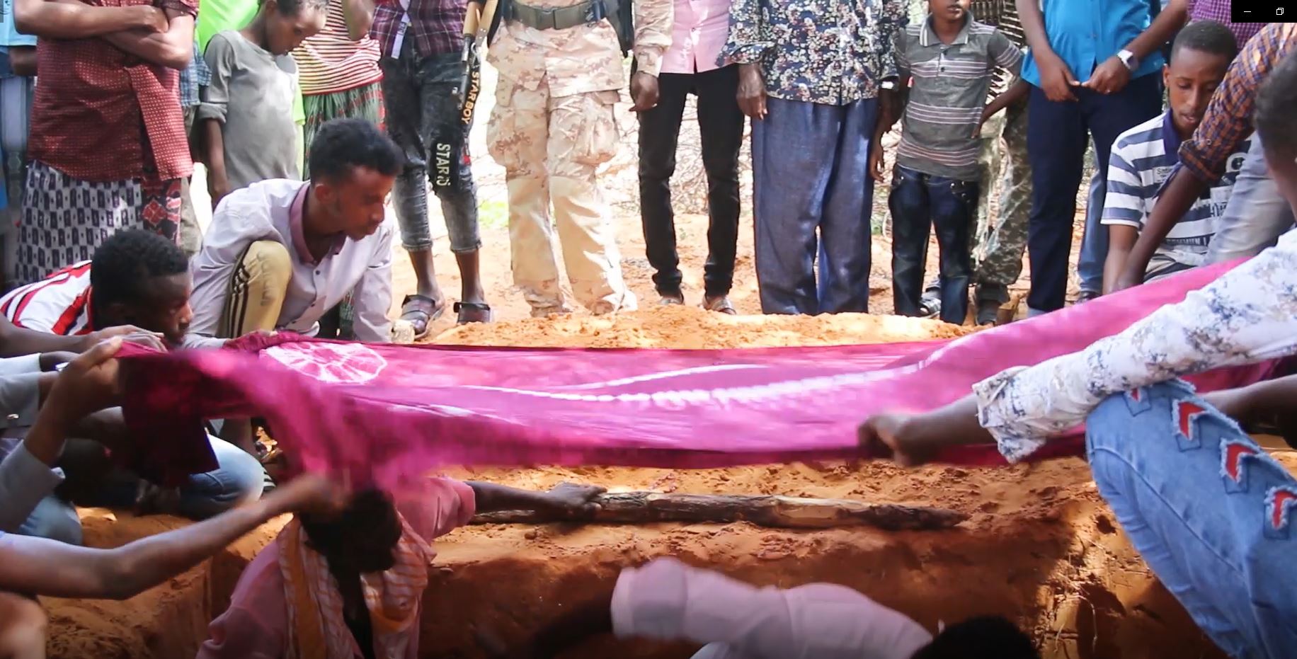 DAAWO: Warbixin Guddoomiye Waaxeedkii Halgan ee Deyniile oo ay dishay xaaskiisa oo la aasay