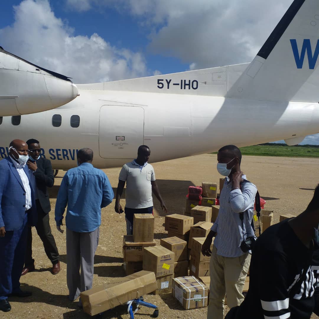 Dowladda Soomaaliya oo daawo iyo qalab caafimaad gaarsiisay kismaayo