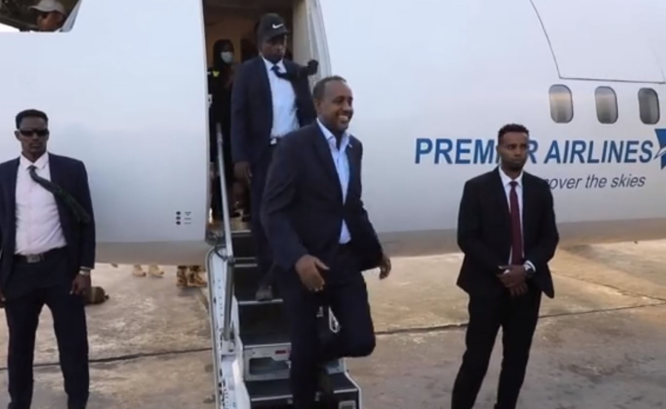 DAAWO: Ra’iisul Wasaare Maxamed Xuseen Rooble oo galabta ku soo laabtay caasimadda Muqdisho