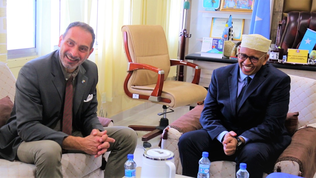 Somalia’s minister of Information, Culture and Tourism H.E Osman Dubbe today on Tuesday received the Italian ambassador to Somalia H.E Alberto Vecchi
