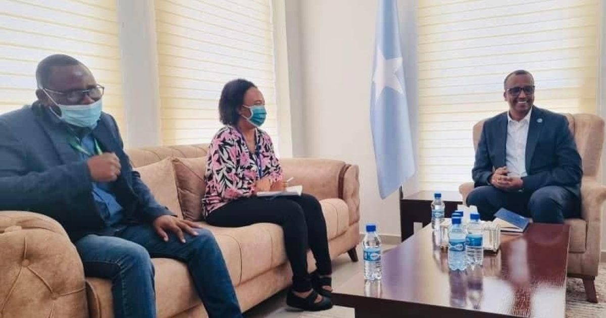 Wasiirka Duulista Hawadda oo la kulmay Ku-xigeenka Ergayga Midowga Afirka ee Soomaaliya