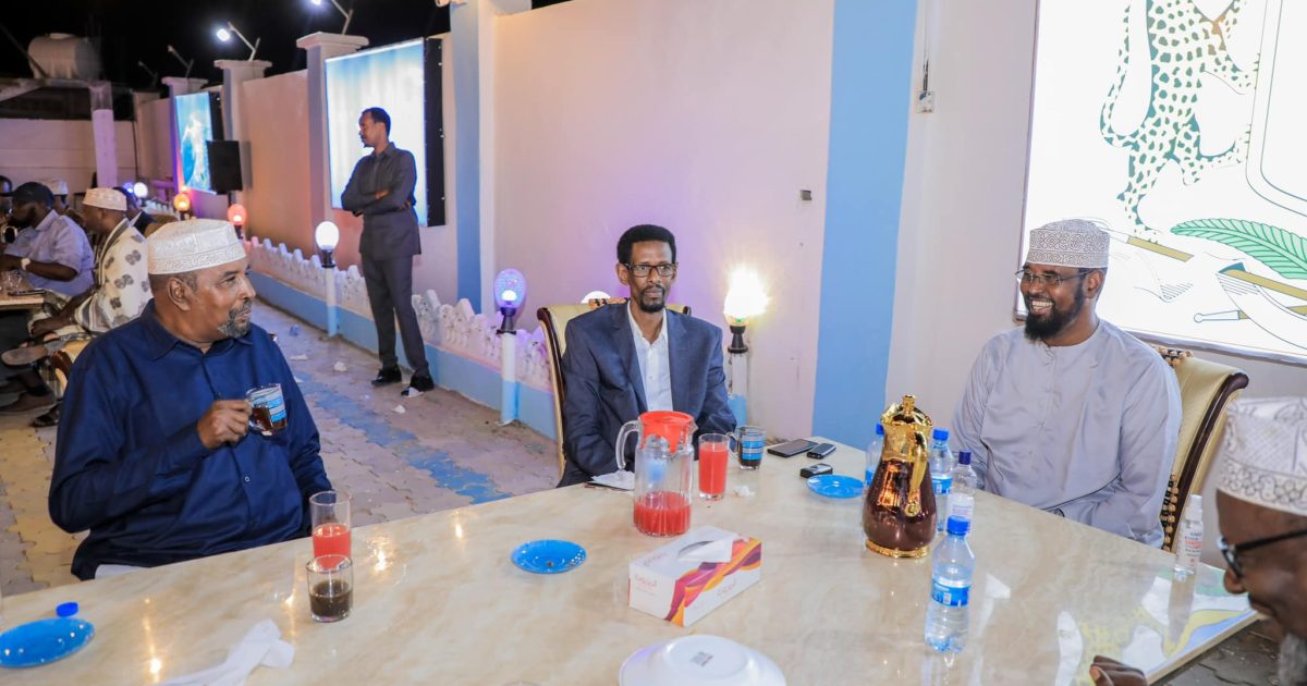 Madaxweynaha Jubbaland oo casho sharaf u sameeyay Xildhibaanno “SAWIRRO”