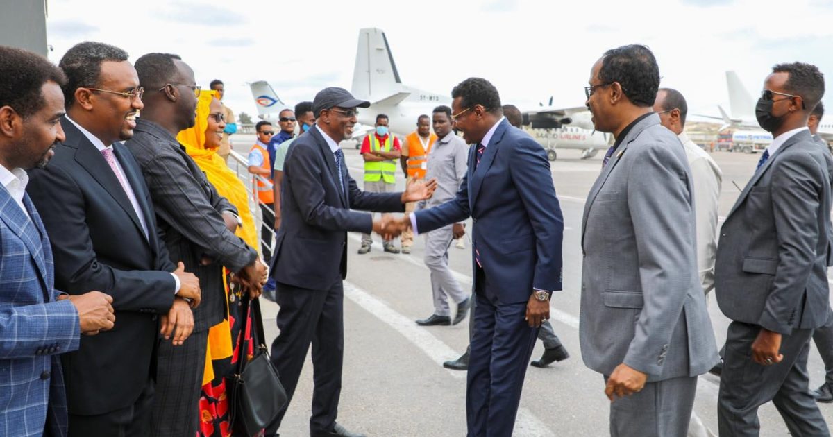 Madaxweynaha Galmudug iyo Wafdi uu hoggaaminayo oo soo gaaray Muqdisho “SAWIRRO”