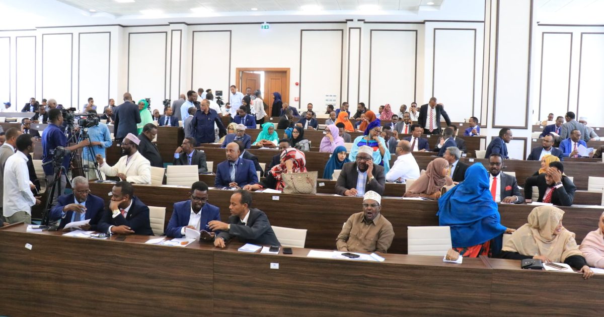 Xildhibaan Cabdirisaaq Cumar Maxamed oo loo doortay guddoomiyaha guddiga doorashada guddoonka golaha shacabka