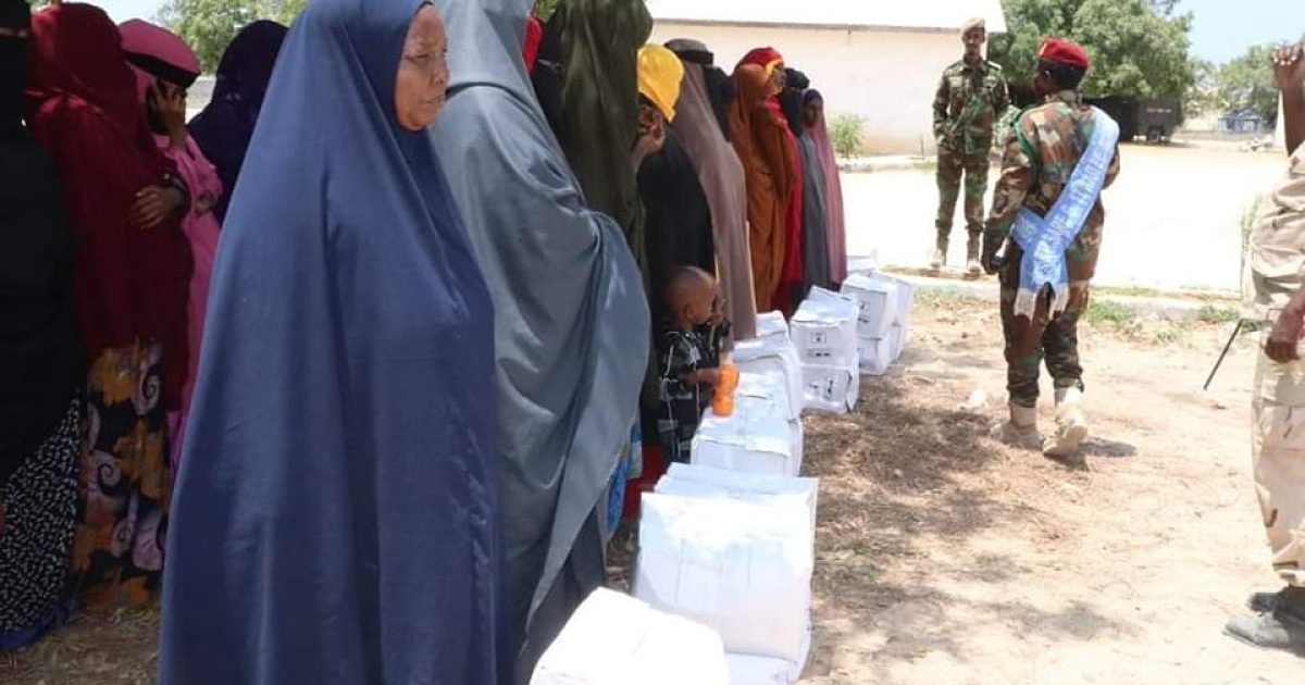 Ciidanka xoogga dalka oo deeq raashiin ah gaarsiiyay qoysas dan yar ah+Sawirro