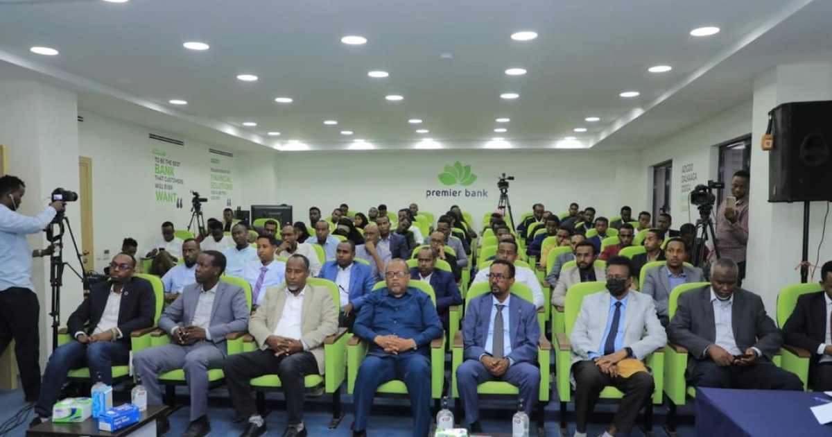 Sawirro: Premier Bank oo ardayda jaamacadaha Muqdisho ku tartansiinaya $21,000