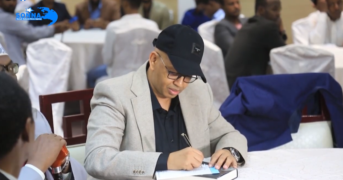 Xaflad lagu soo bandhigay Buugga Mangalool ee uu qoray Wasiir Dubbe oo xalay lagu qabtay Muqdisho+Sawirro