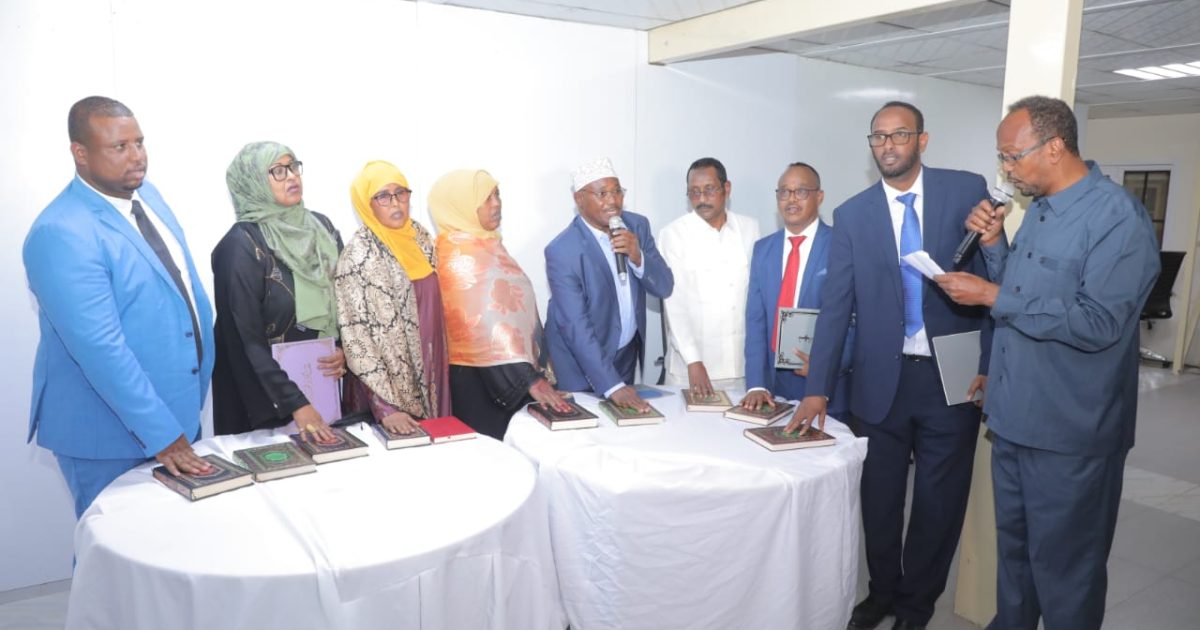 Xildhibaannadii lagu soo doortay Ceelwaaq oo lagu dhaariyey Muqdisho “SAWIRRO”