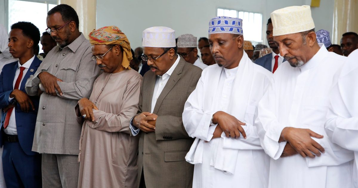 MADAXWEYNE FARMAAJO OO SALAADDA CIIDUL FIDRIGA KU OOGAY MASJIDKA SHUHADADA