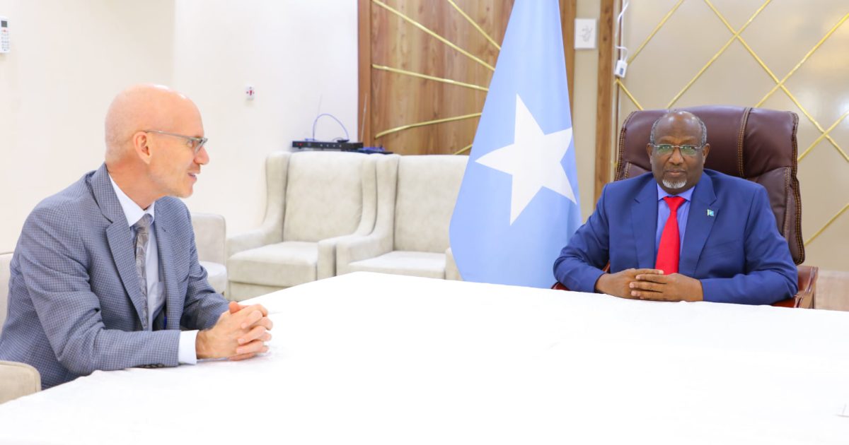 Guddoomiyaha Golaha Shacabka oo hoygiisa Muqdisho kulan kula qaatay James Swan