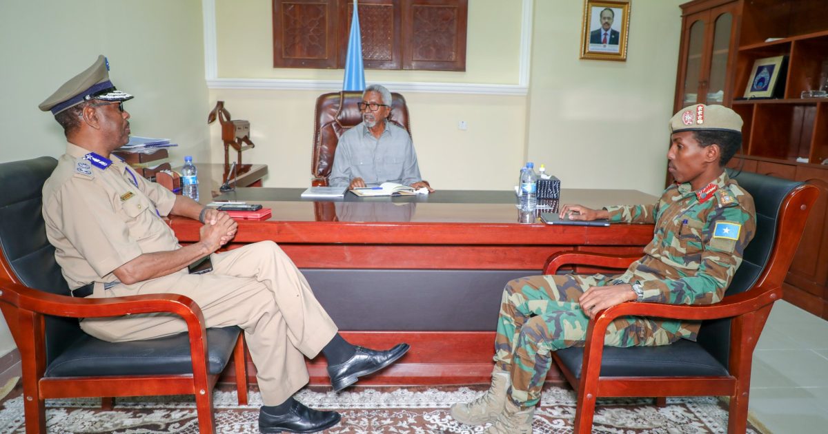 Guddoomiyaha golaha Aqalka Sare oo xafiiskiisa ku qaabilay Taliyaasha Ciidamada