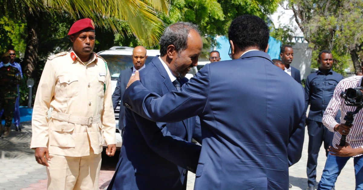 Sawirro: Madaxweyne Farmaajo oo madaxtooyada ku soo dhaweeyey Madaxweyne Xasan Sheekh