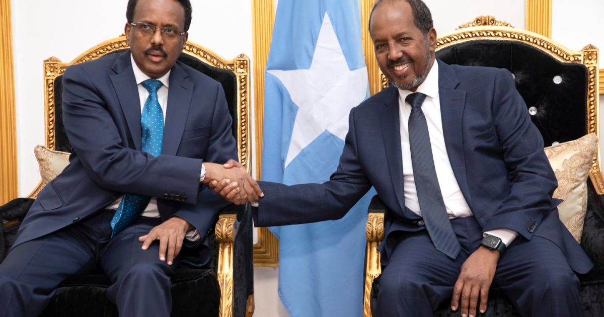 Sawirro: Madaxweyne Farmaajo oo madaxtooyada ku soo dhaweeyey Madaxweyne Xasan Sheekh