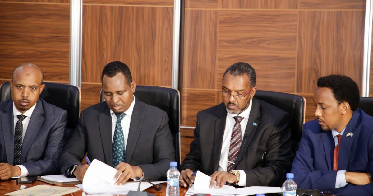 Sawirro: Agaasimayaha guud ee Villa Somalia iyo ku xigeenkiisa oo xilalkii la wareegay