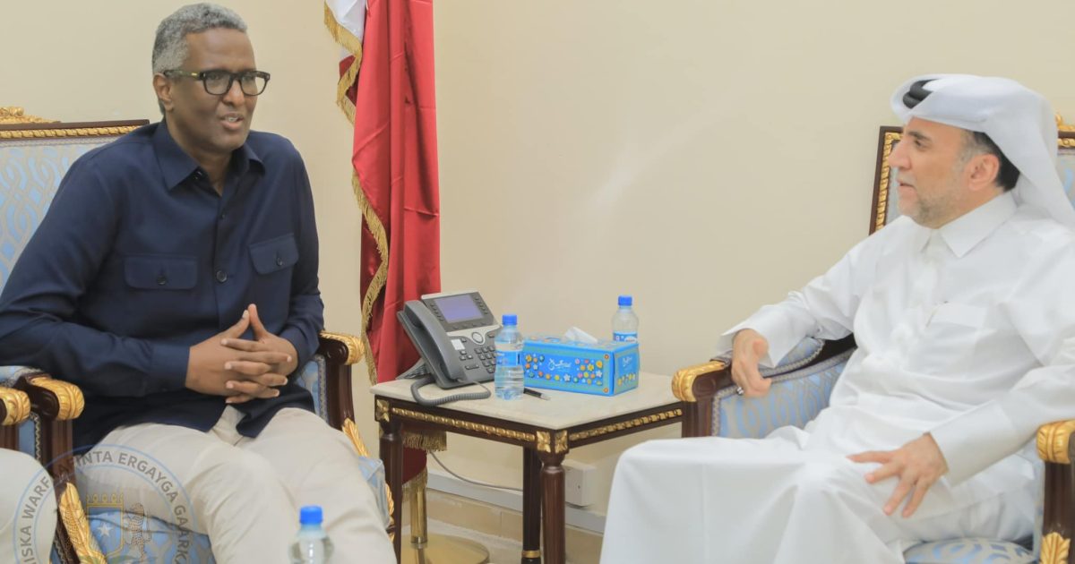 Ergeyga gaarka ee arrimaha Gurmadka Abaaraha oo kulan la yeeshay Safiirka Qatar