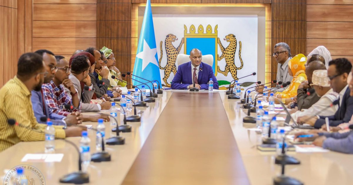 Ergeyga gaarka ah ee Arrimaha Gurmadka Abaaraha oo kulan la qaatay Guddiga Gurmadka Abaaraha