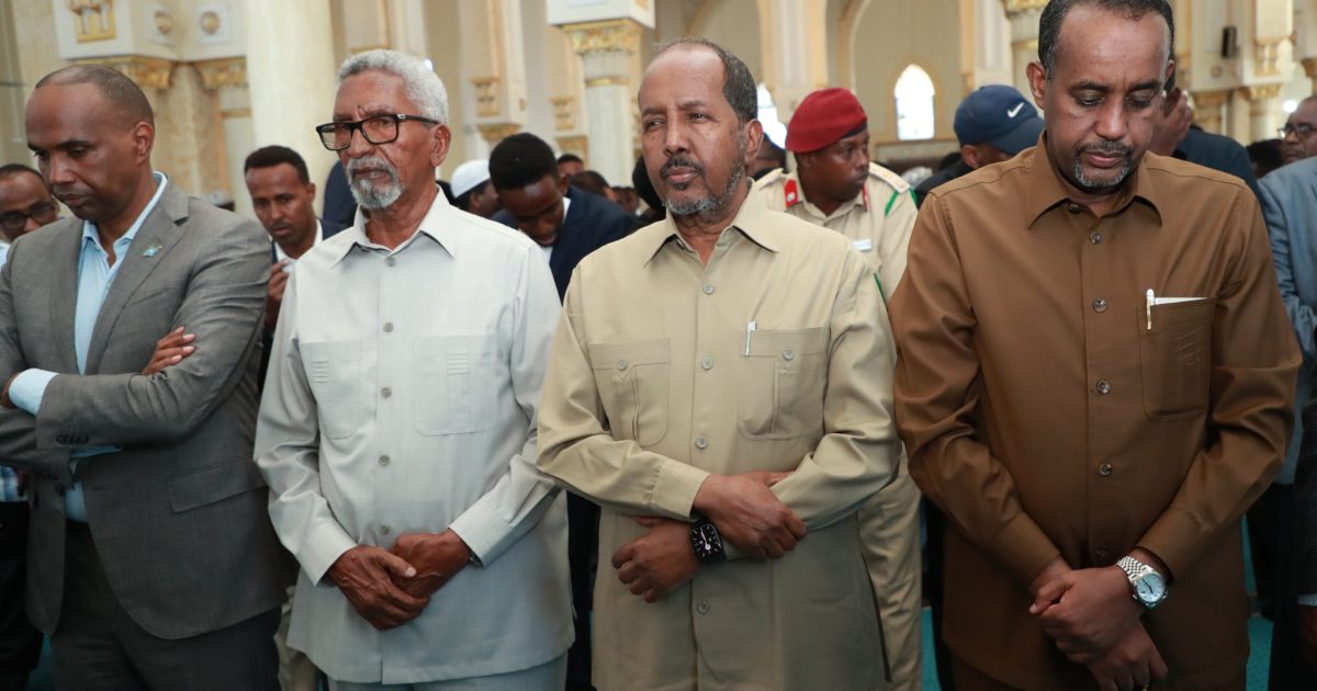Madaxweyne Xasan Sheekh oo ka Qeyb Galay Salaadda Janaasada Marxuum Cabdullaahi Maxamed Shirwac