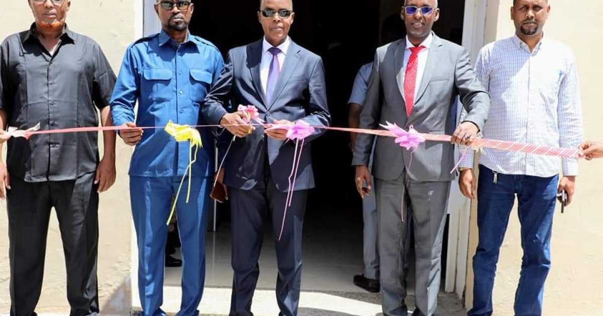 Guddoomiyaha Gobolka Banaadir oo xariga ka jaray dhismaha Gudiga Gaadiidka Bajaajka Gobolka Banaadir