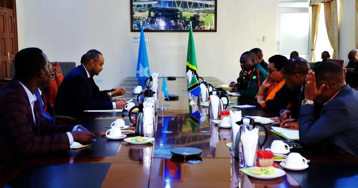 Wasiirka difaaca XFS oo la kulmay dhiggiisa dalka Tanzaaniya.