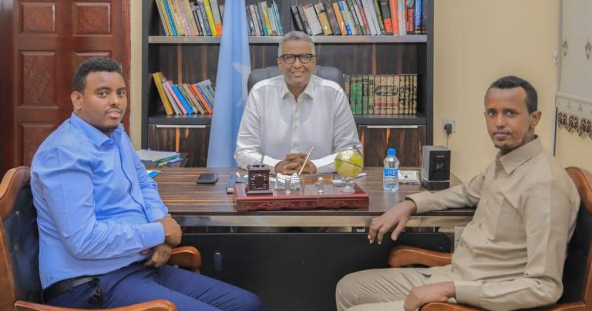 Ergayga Madaxweynaha ee dhinaca Abaaraha oo kulan la qaatay Agaasimyaasha Warbaahinta Qaranka