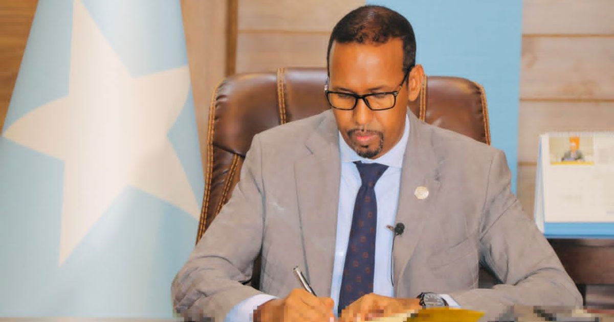 Wasiirka Ganacsiga oo Saxiixay Xeer Nidaamiyaha Labaad ee Sharciga Shirkadaha