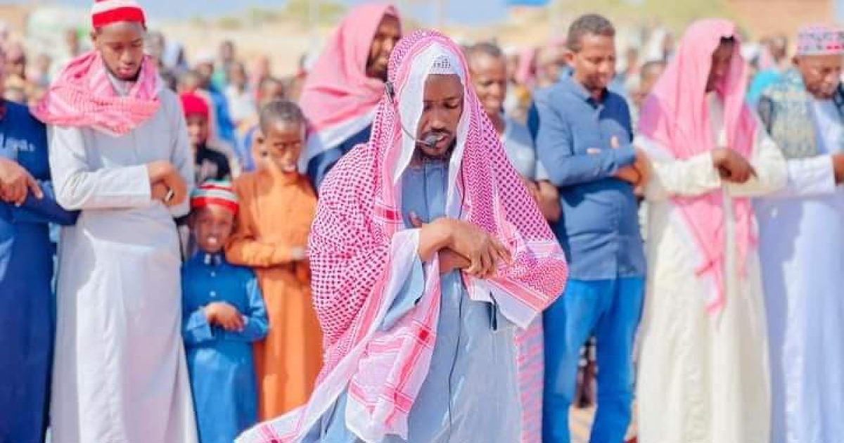 Salaad roob doon ah oo lagu tukaday Cadaado