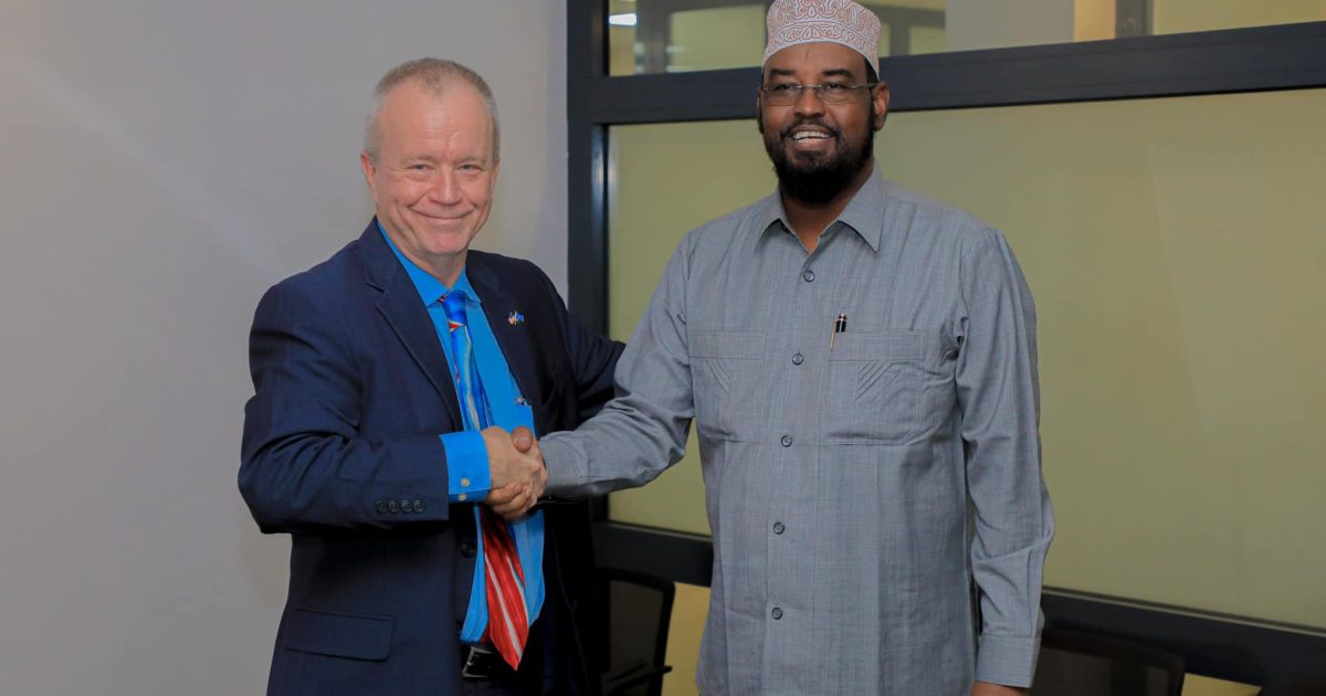 Madaxweynaha Jubbaland oo la kulmay Safiirka Mareykanka ee Soomaaliya