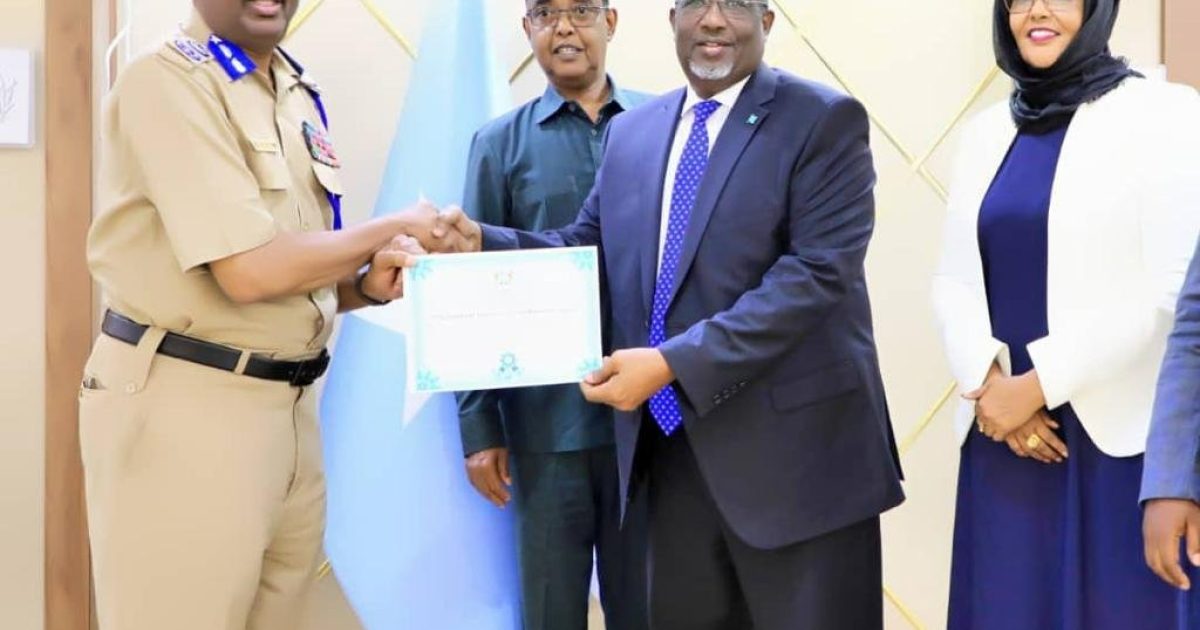 Guddoonka Golaha Shacabka oo shahaado sharaf guddoonsiiyay Taliye Xijaar