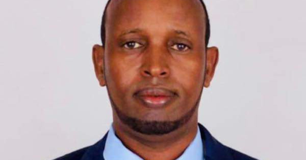 Senator Xasan Kobac oo hambalyo u diray Xildhibaan Cabdiraxmaan Cabdishakuur