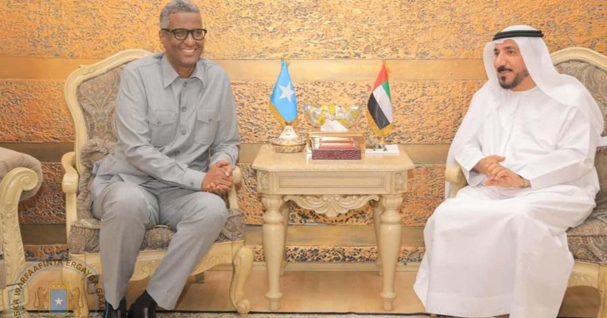 Ergeyga gaarka ah ee arrimaha Gurmadka Abaaraha oo kulan la yeeshay safiirka Dowladda imaaraadka Carabta ee Soomaaliya