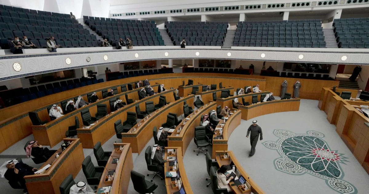 Baarlamaankii Kuwait oo la kala diray