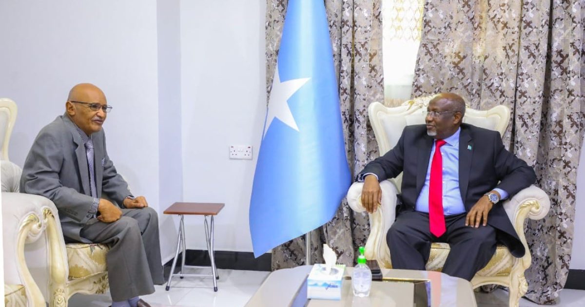 Guddoomiyaha Golaha Shacabka BJFS oo la kulmay Safiirka Jaamacada Carabta u fadhiya Soomaaliya