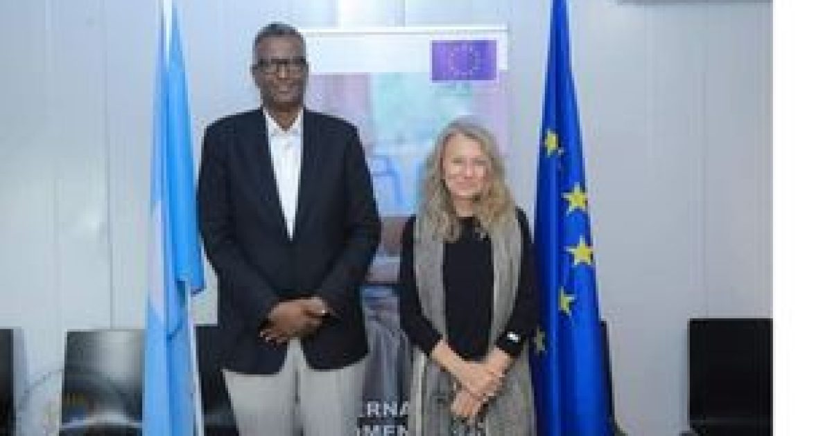 Safiirka Midowga Yurub ee Soomaliya Tiina Intelmann oo la kulmay Mudane Cabdiraxmaan Cabdishakuur Warsame.