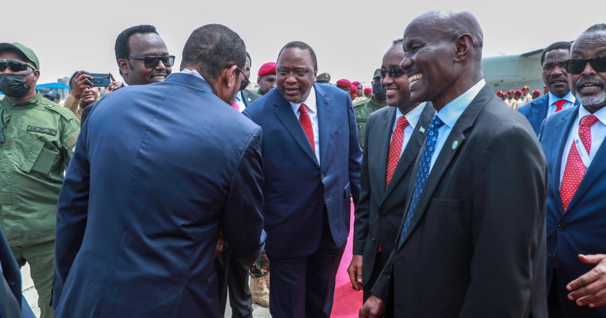 Madaxweynaha Kenya oo soo gaaray Muqdisho +Sawirro