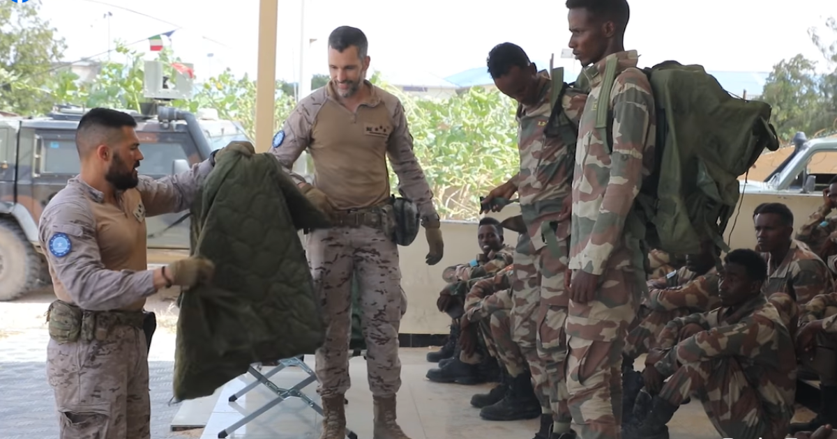 Howlgalka midowga Yurub oo qalab ciidan guddoonsiiyay Wasaaradda difaaca Soomaaliya.