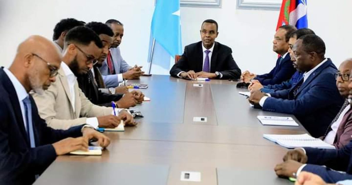 Mas’uuliyiin ka socday WHO iyo UNICEF oo kulan la yeeshay Guddoomiye Cumar Filish.