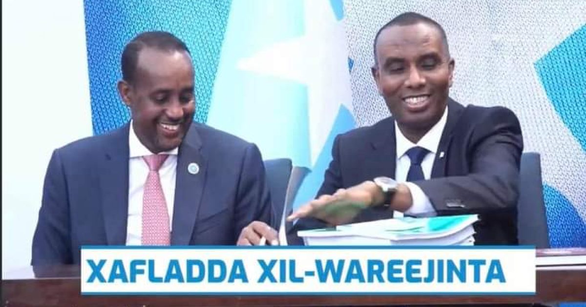 Ra’iisul Wasaarihii hore oo xilka ku wareejiyay Ra’iisul Wasaaraha Cusub