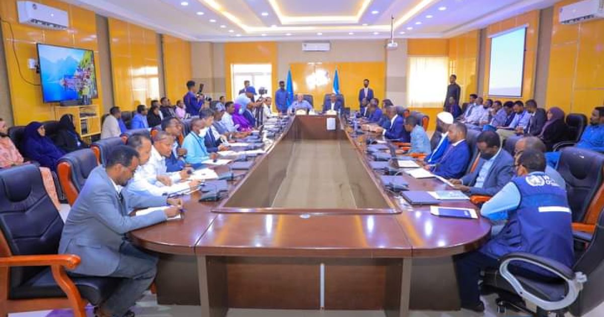 Deni oo guddoomiyay shir looga hadlayay xaaladda Abaaraha