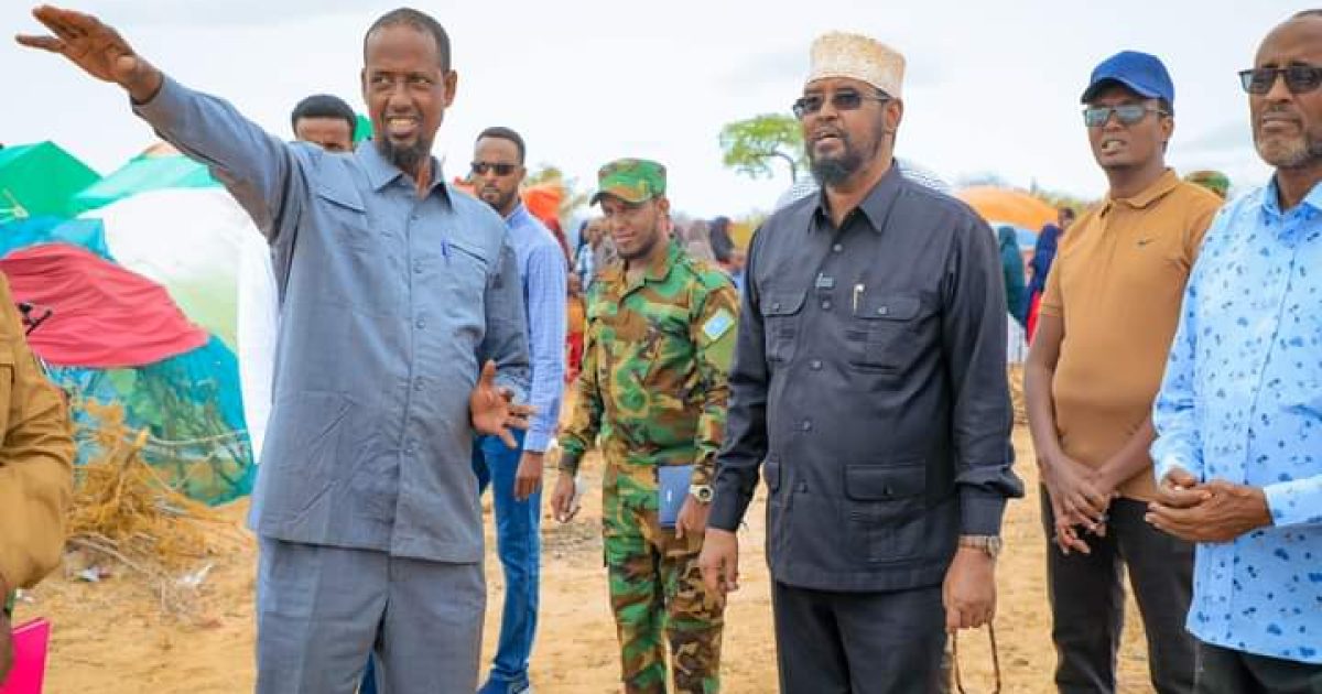 Madaxweynaha Jubbaland oo kormeeray kaam ay ku noolyihiin barakacayaal