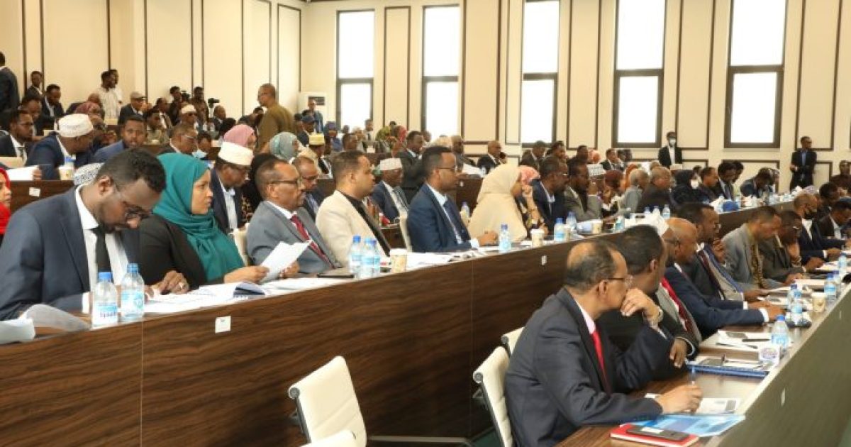 Xildhibaannada labada Aqal oo Manta markale kulan wadajir ah yeelanaya