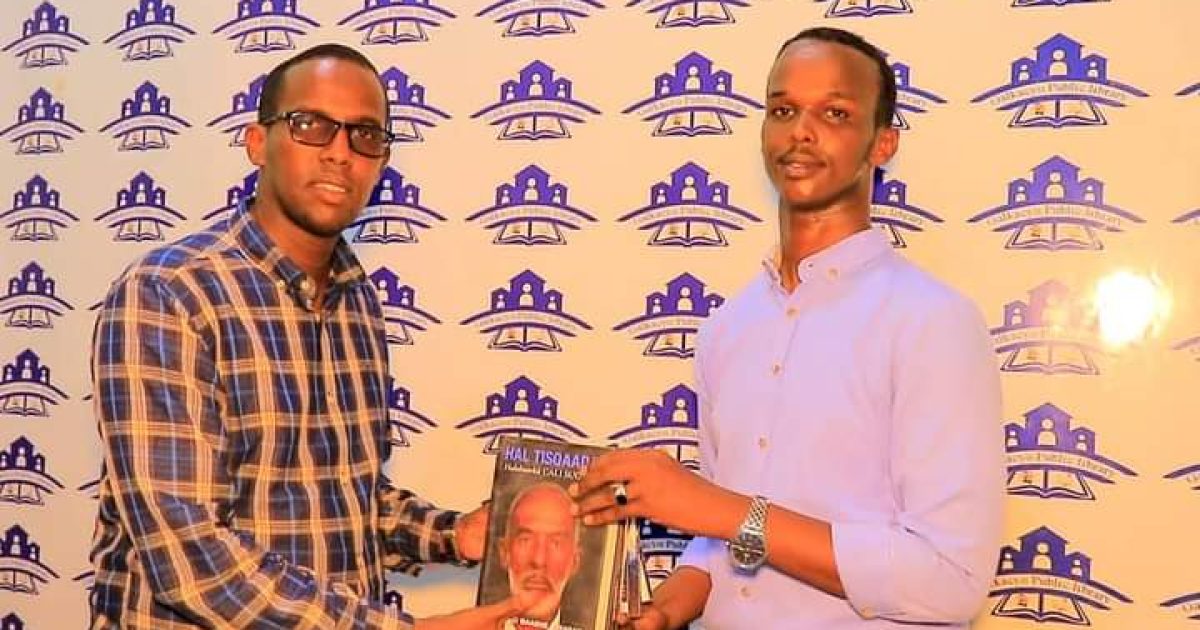 Duqa Degmada Gaalkacyo oo Maktabadda geeyay Buug “SAWIRRO”