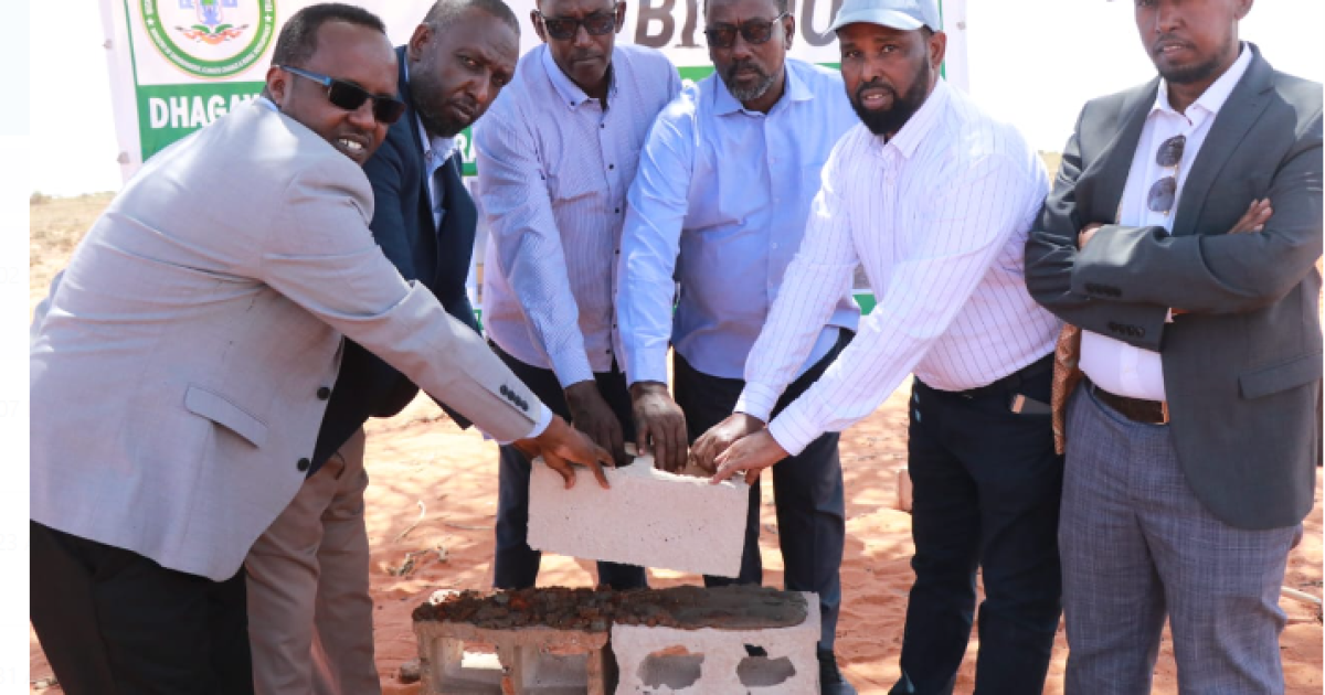 Cadaado oo laga dhagax dhigay mashruuca dhismaha beerta tijaabada