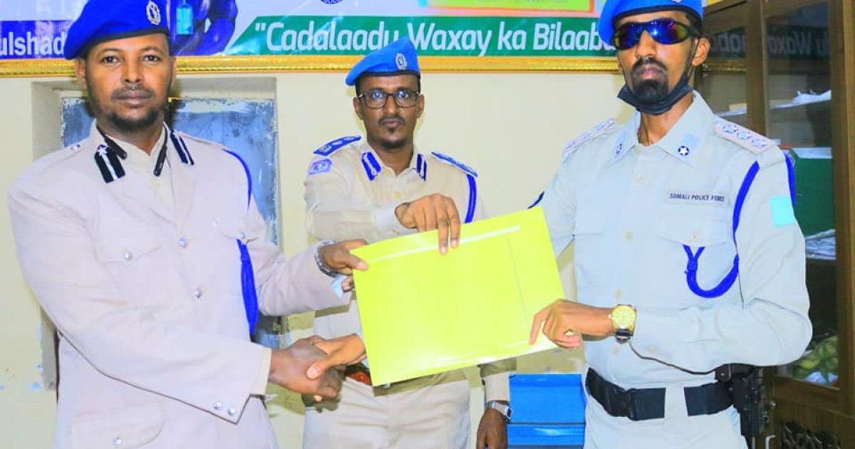 Taliyaha qaybta booliska gobolka Nugaal oo xilalkii u kala wareejiyay taliyihii hore ee saldhiga iyo midka cusub ee saldhigaas