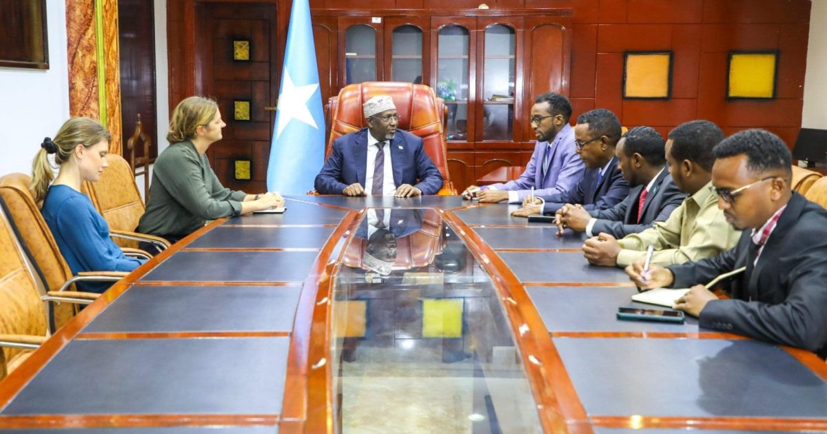 Guddoomiyaha Aqalka Hoose ee BFS oo xafiiskiisa ku qaabilay danjiraha dowladda Ingriiska.