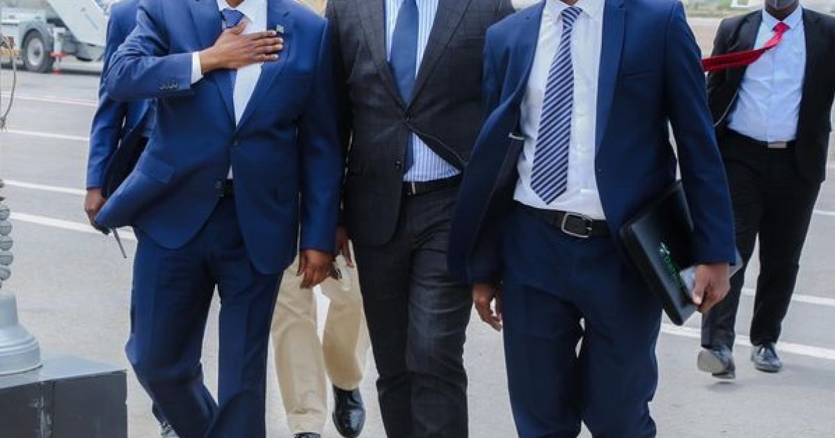 Madaxweyne Xasan Sheekh oo Dalka dib ugu soo Laabtay