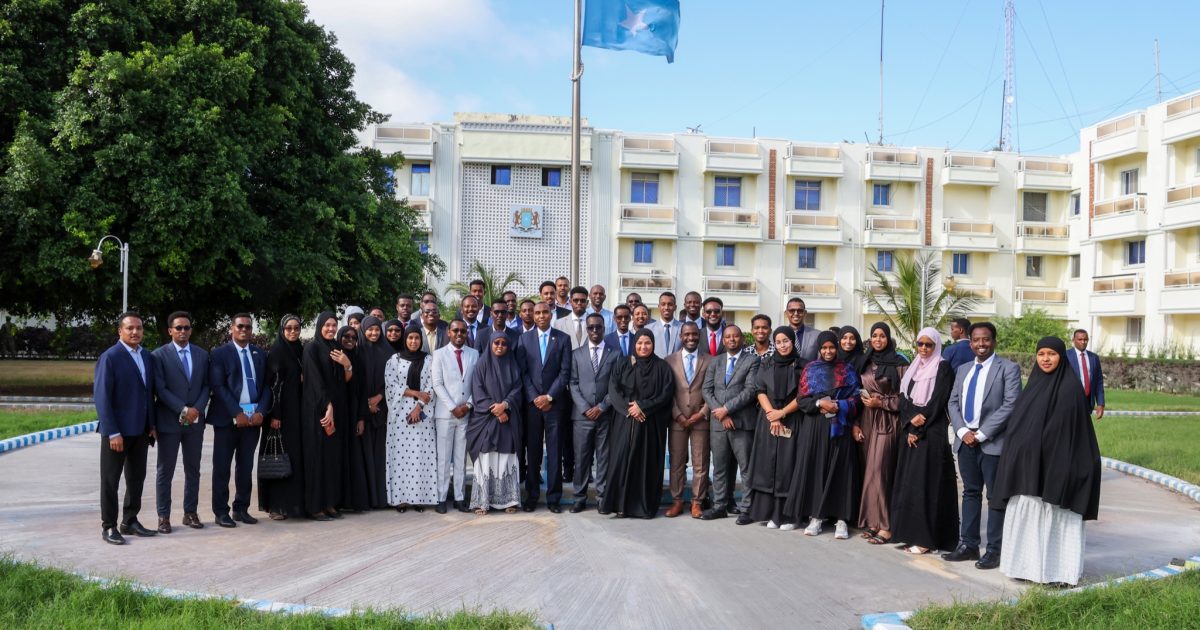 Ra’iisul Wasaare Xamse Oo Kulan La Qaatay Qaar Kamid ah Dhallinyarada Soomaaliyeed “SAWIRRO”