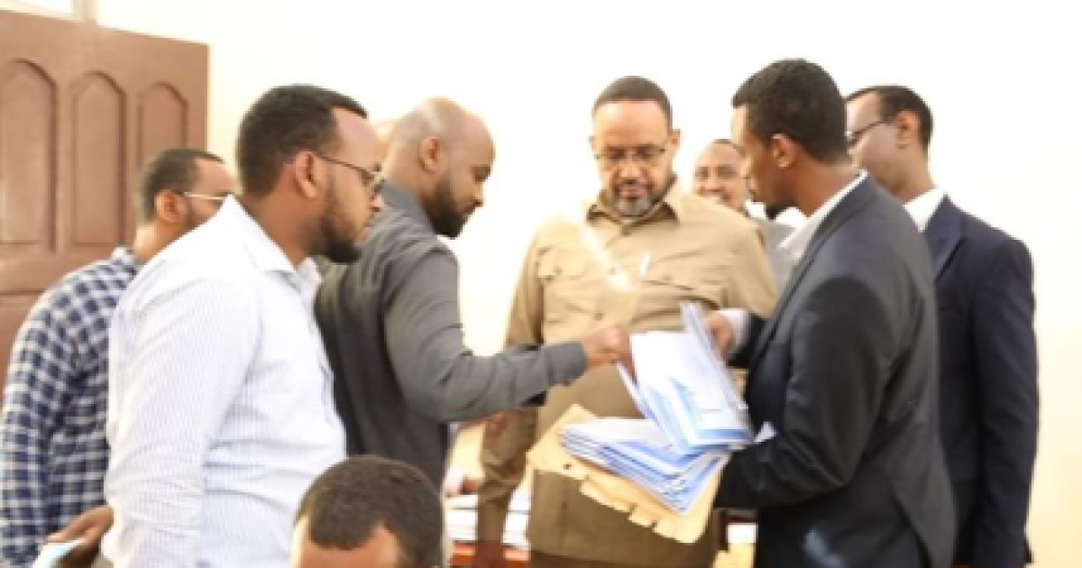 Wasiirka Waxbarashada Soomaaliya oo kormeeray xarunta ay ka socoto saxista Imtixaanka fasalka 12,aad ee dugsiga Sare